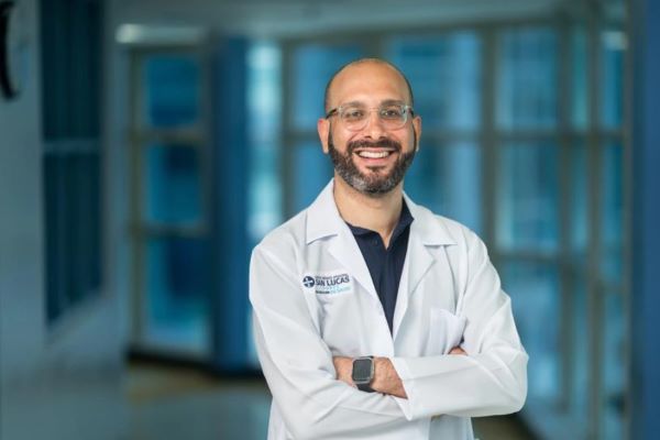 El doctor Eduardo Colón Meléndez, médico internista egresado de Educación Médica Graduada en el Centro Médico Episcopal San Lucas.